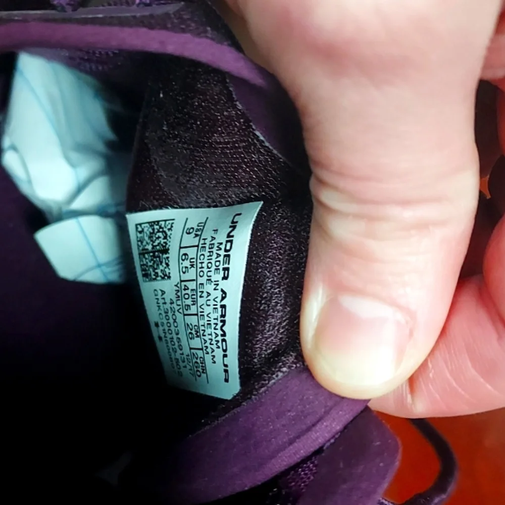 Excellent used Under Armour Sway womens sneakers- sz. 9 (fits like 8.5)